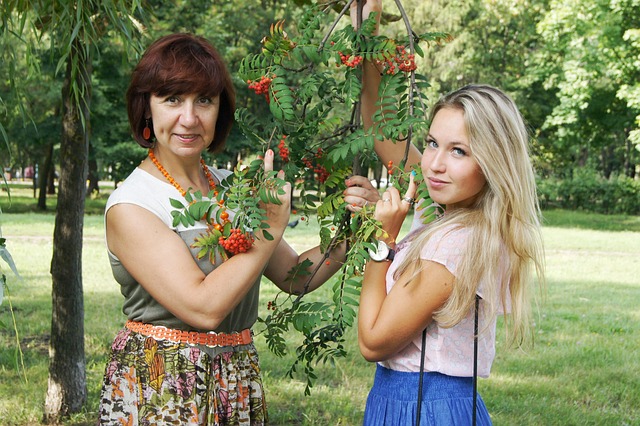 Poważna Rozmowa 4 mom and daughter 864123 640